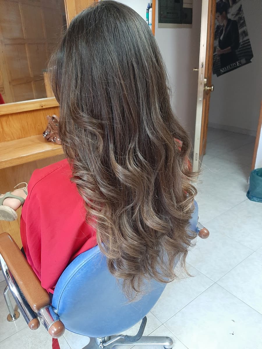 Melena castaña larga con ondas marcadas
