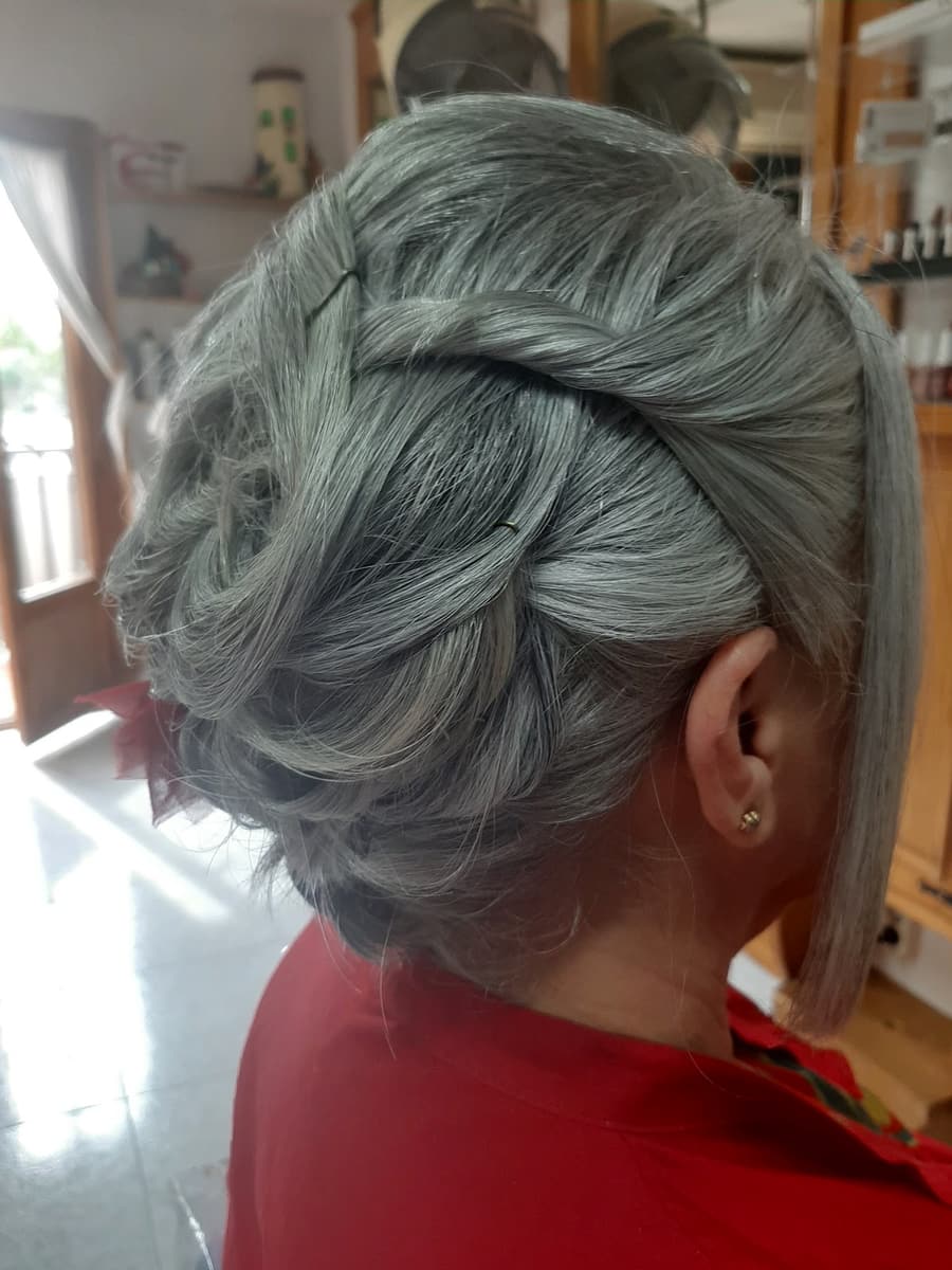 Recogido de pelo canoso con rizos y un tocado lateral