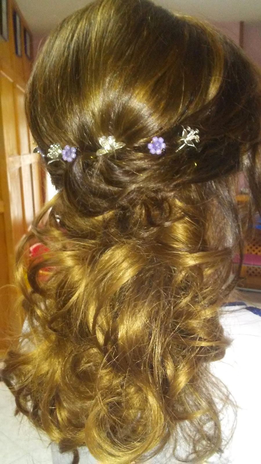 Semirrecogido rubio con ondas y horquillas de flores lilas