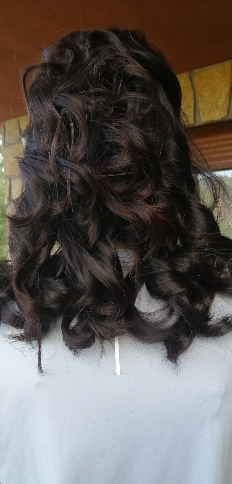 Melena morena con rizos definidos