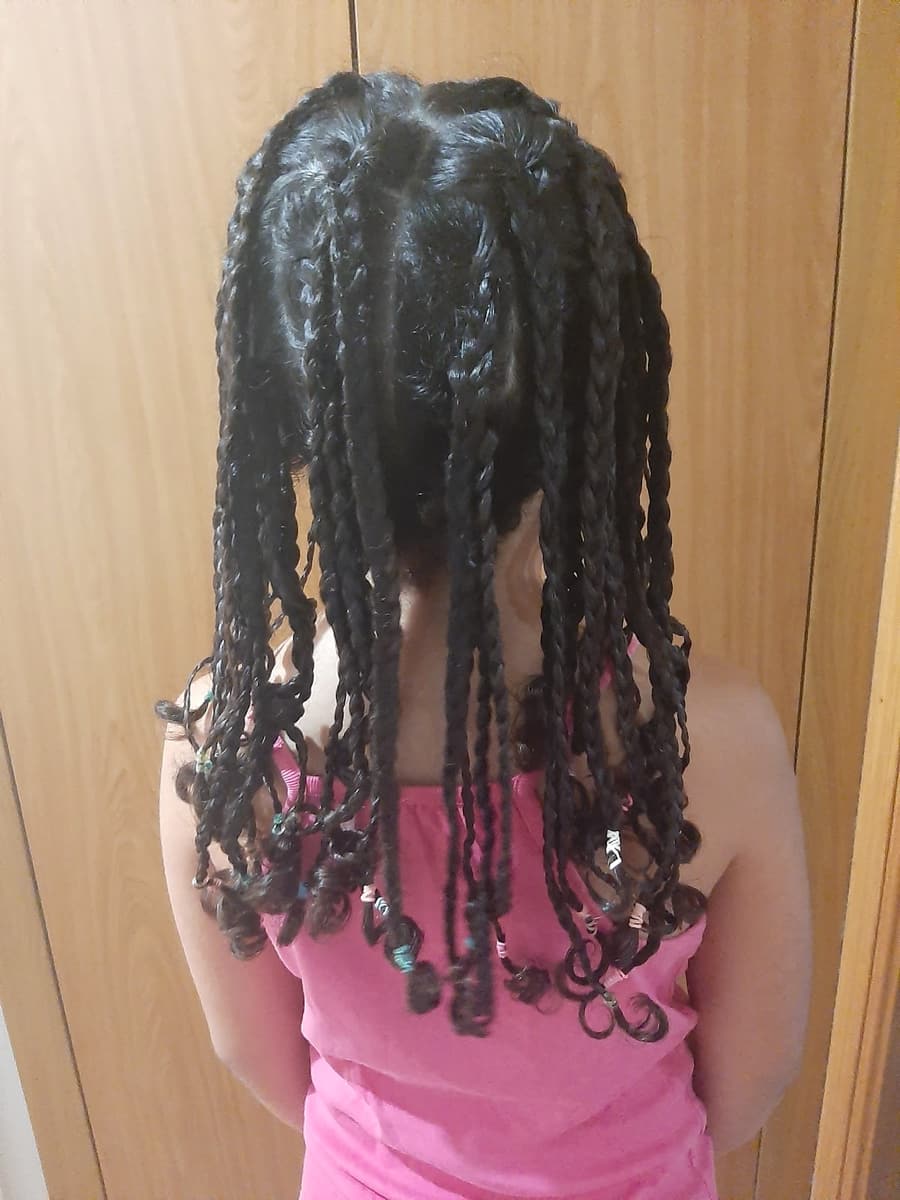 Peinado infantil de trencitas con rizos