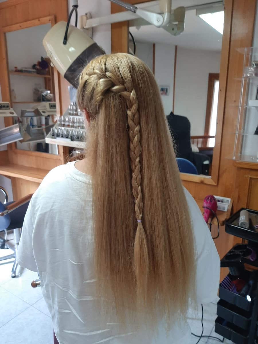 Trenza de espiga en una melena rubia muy larga