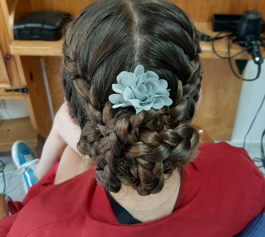 Recogido bajo de trenzas con una flor de tela azul