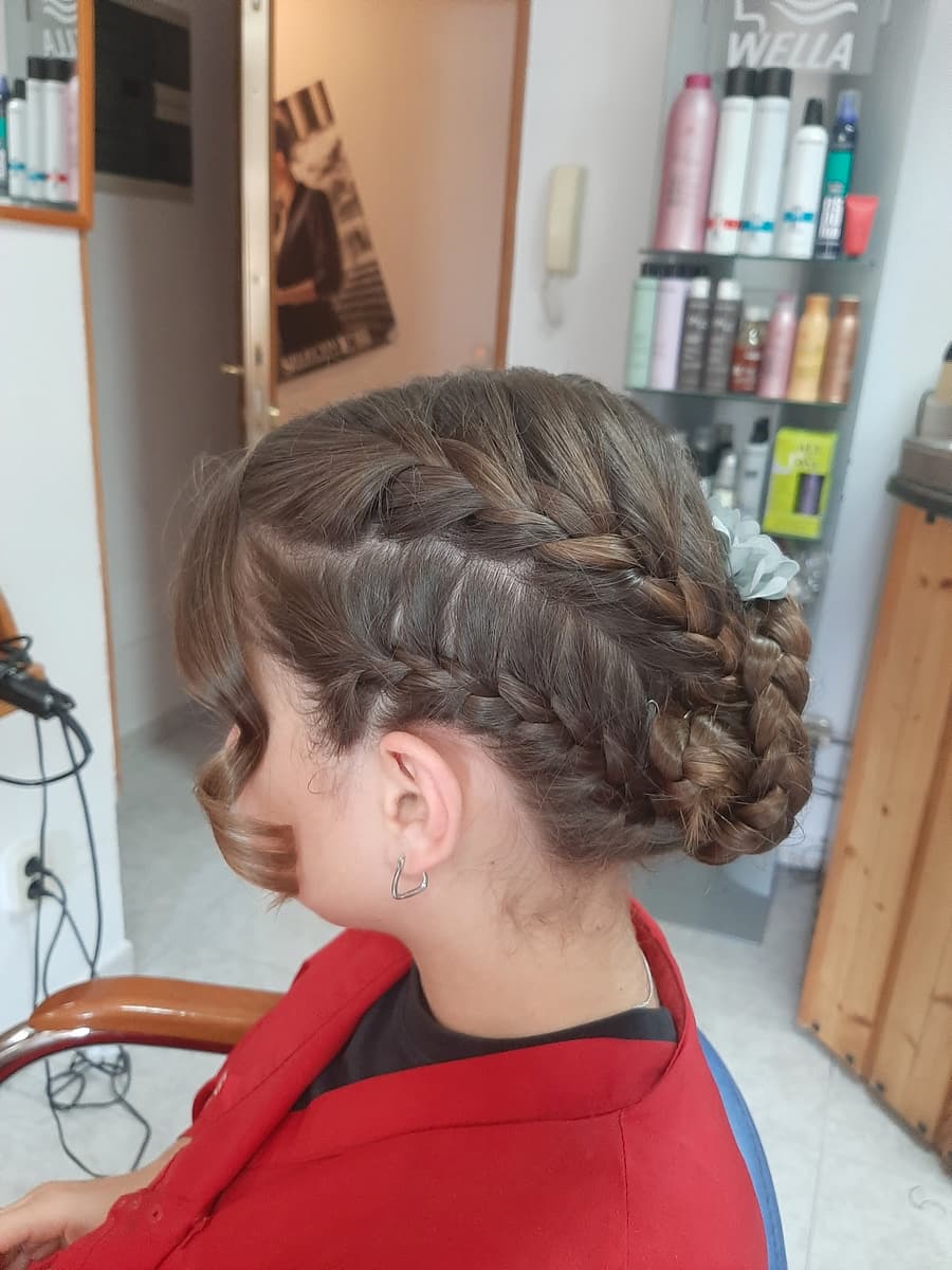 Recogido infantil de trenzas laterales para una comunión